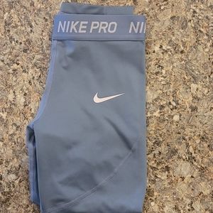 Girls L Nike Pro Capris